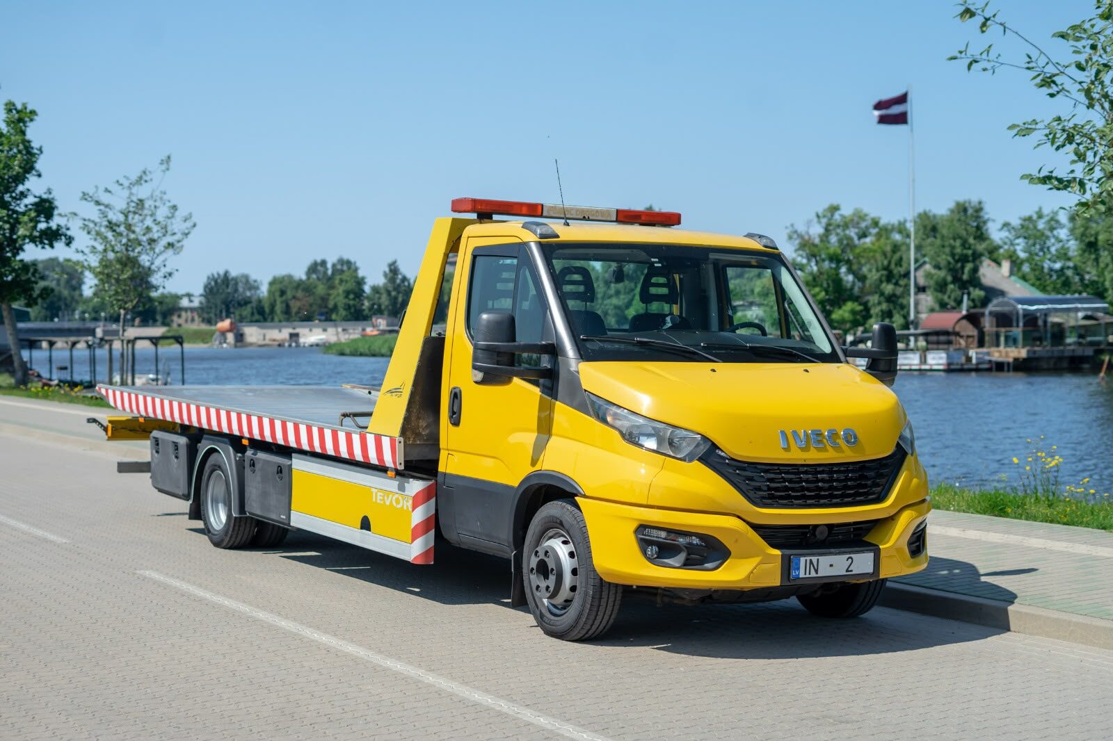 Dāvida Darbnīcas jaunais IVECO evakuators ar 6,20 m platformu Liepājā